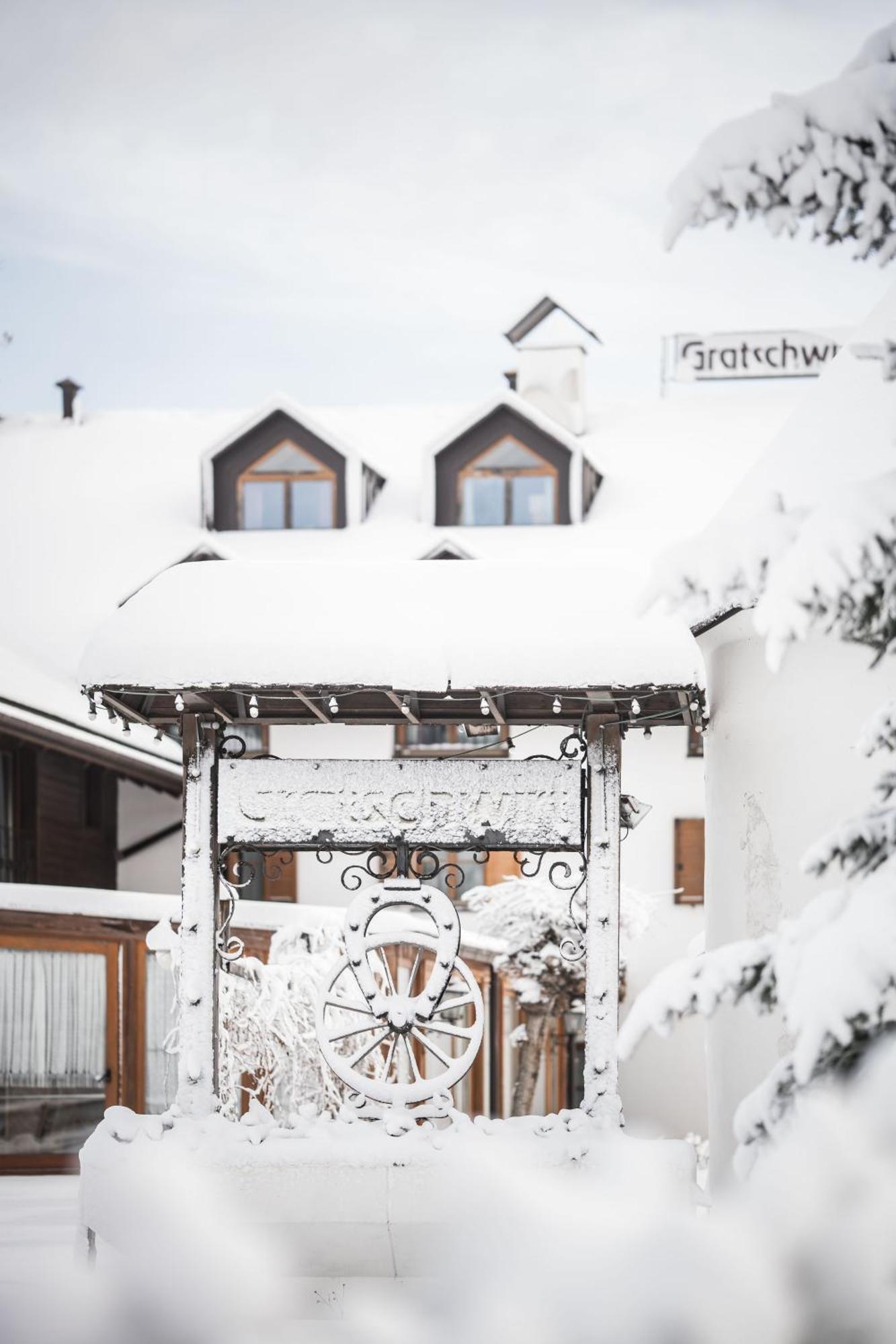 Hotel Gratschwirt Dobbiaco Exterior foto